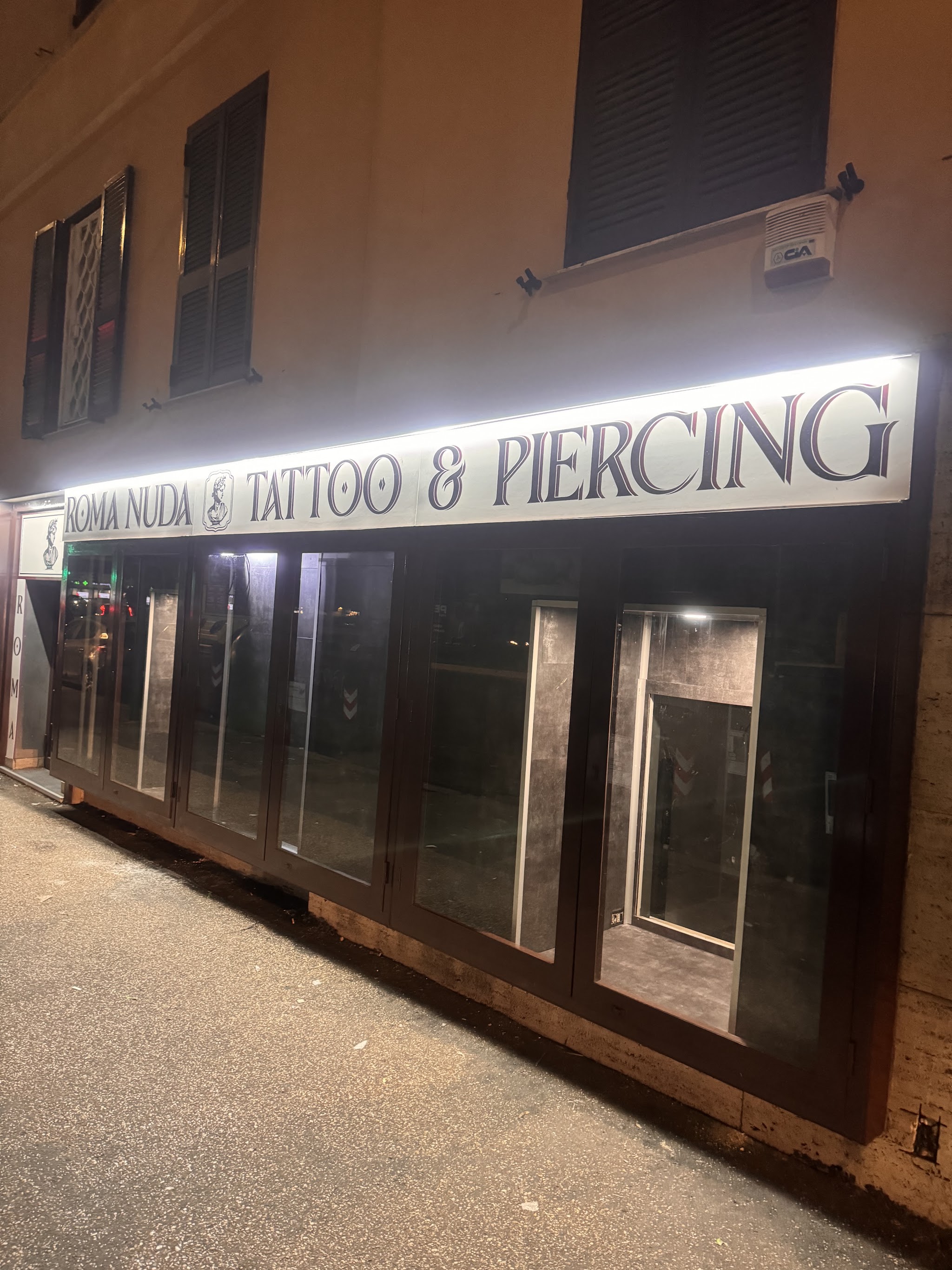 Insegna notturna Roma Nuda Tattoo e Piercing