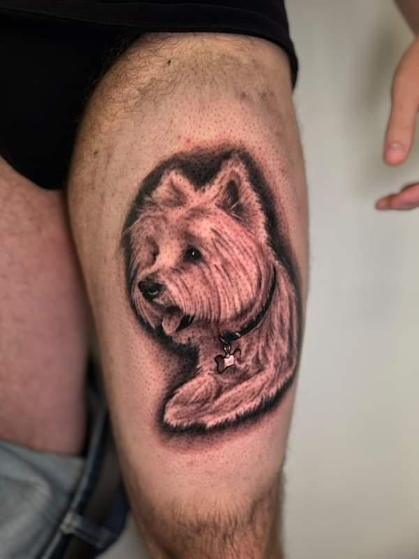 Tatuaggio realistico di un cane