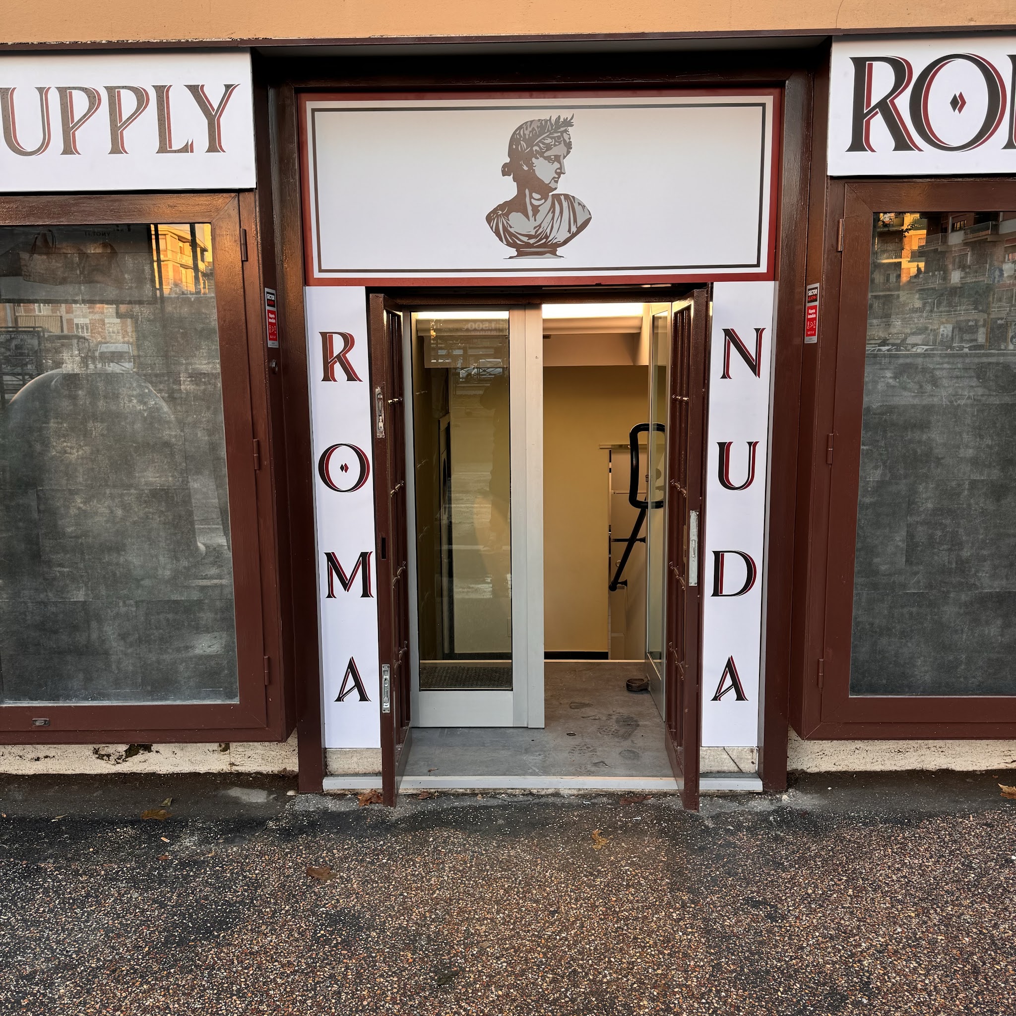 Ingresso e marchio Roma Nuda