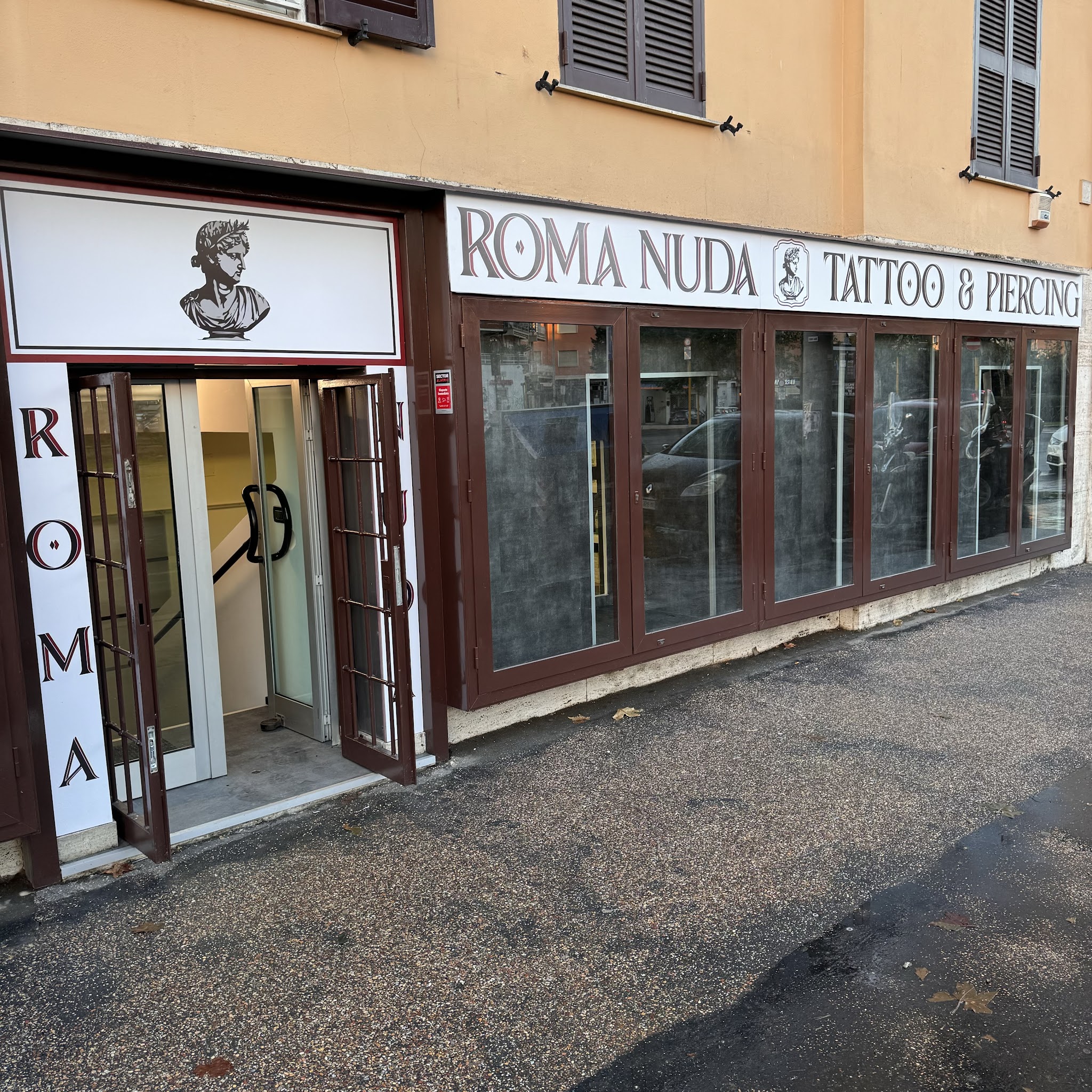 Facciata Roma Nuda Tattoo e Piercing